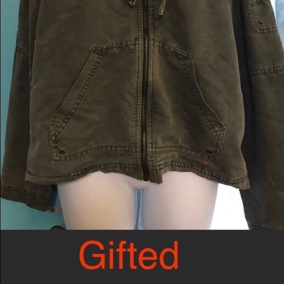 Military green light hooded jacket. - Picture 1 of 4